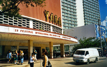 Cine Yara met op de achtergrond Hotel Habana Libre